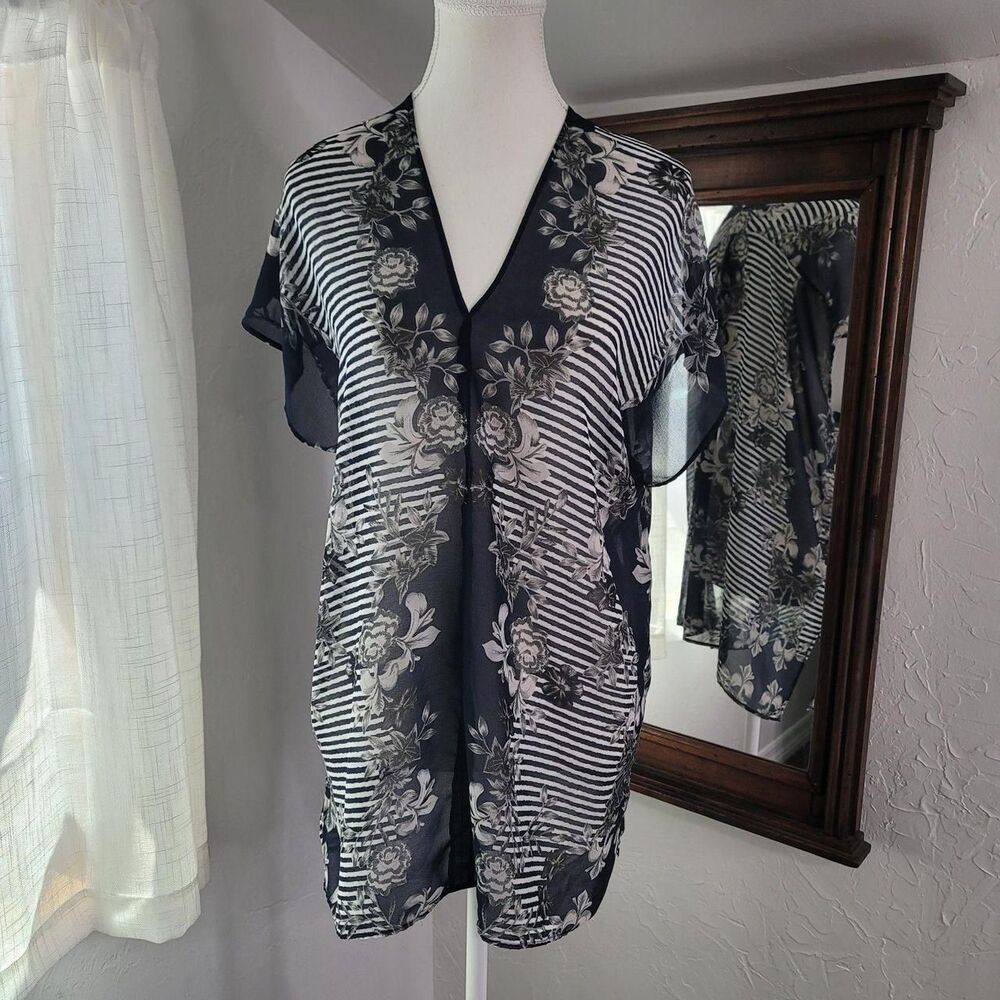 Cabi Women's Grey and White Blouse S/M